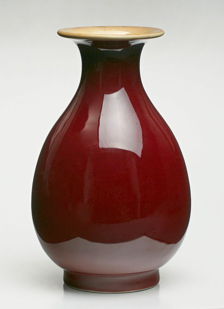 Vase mit Ochsenblutglasur, China wohl 19. Jh. Porzellan. Innen hell glas. Bauchige Baluster- form,