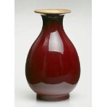 Vase mit Ochsenblutglasur, China wohl 19. Jh. Porzellan. Innen hell glas. Bauchige Baluster- form,