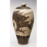 Vase m. Sgraffitodekor, China wohl 19. Jh. I. d. Art d. Cizhou-Vasen, im Stil d. Sung-Dyna- stie.