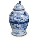 Gr. Deckelvase m. blauem Landschaftsdekor, China spätes 19./ 20. Jh. Blaumalerei. Balusterform, oben