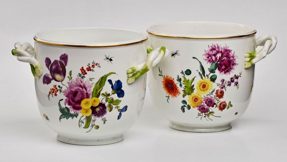 Paar Cachepots, Meissen um 1750. Bunt staffiert. Goldrand. ZylindrForm, nach unten abgerundet, m.