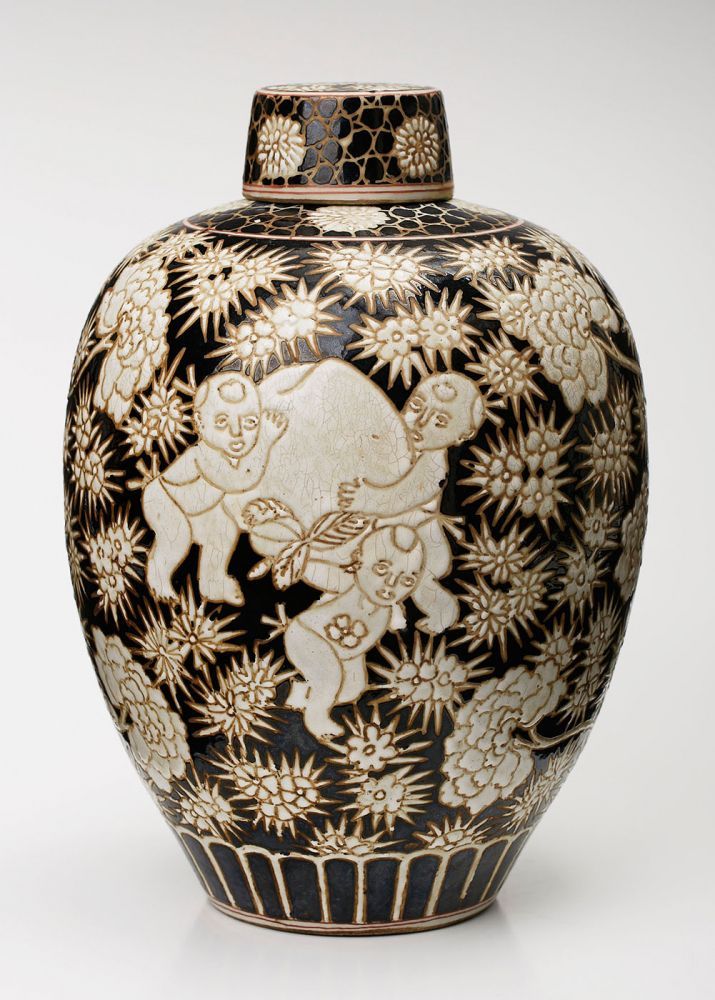 Deckelvase, China Kuang-hsü (1874-1907). Porzellan, weiß glas. Dekor auf schwarz glas. Grund.