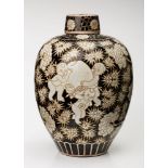 Deckelvase, China Kuang-hsü (1874-1907). Porzellan, weiß glas. Dekor auf schwarz glas. Grund.