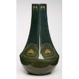 Große Vase, Wächtersbach 1900-1910. Entw.: C. Neureuther, Kunstabt. In versch. Grün- Tönen glas. 6-