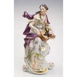 Große allegorische Figur "Erato mit Leier", Meissen 20. Jh. Entw.: J.J. Kaendler. Bunt u. gold