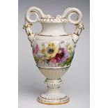 Schlangenhenkelvase mit naturalistischer Blumenmalerei, Meissen 19. Jh. Entw.: E. A. Leuteritz (