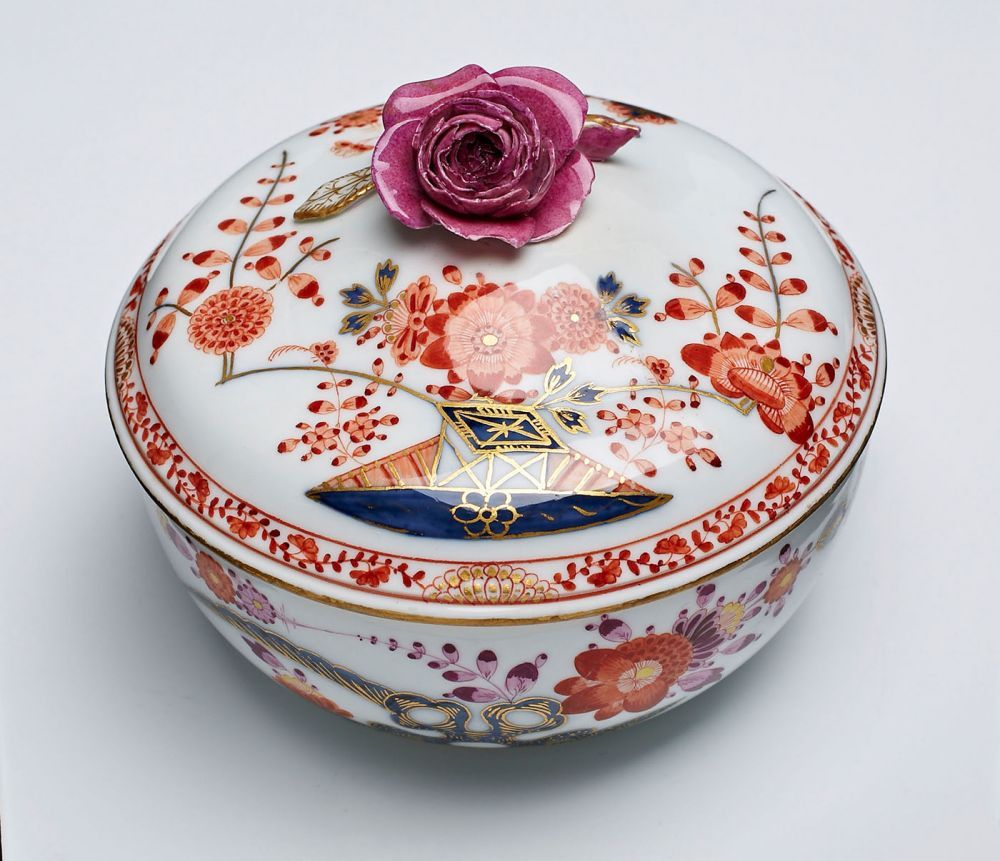 Deckeldose mit indianischer Blumenmalerei, Meissen Marcolini (1774-1813). Rot, violett, blau