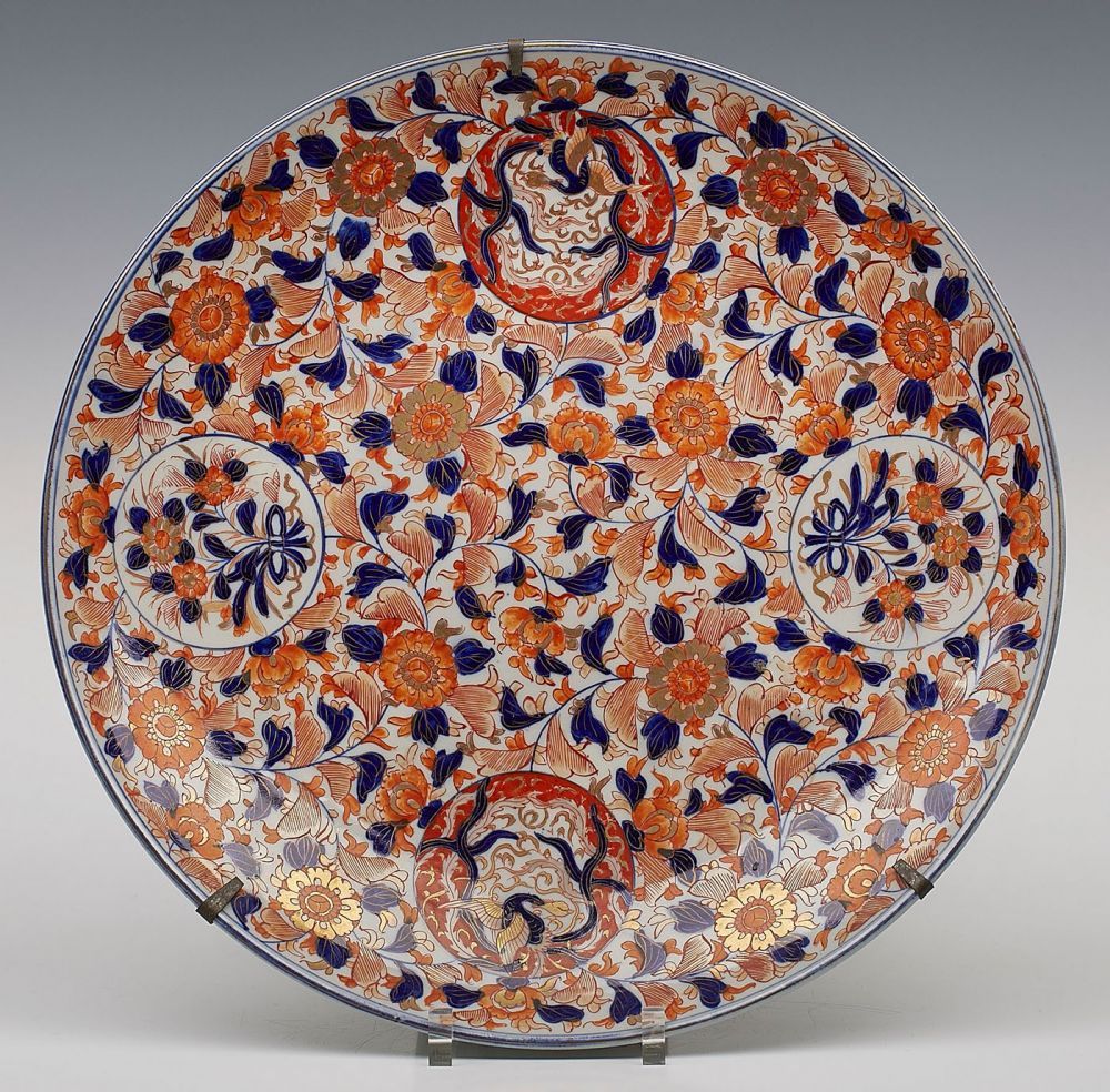 Gr. Imari-Platte, Japan 2. Hälfte 19. Jh. Blaue Unterglasurmalerei, rot u. gold staffiert.