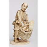 Elfenbeinschnitzerei "Mann mit Erntekorb", Japan um 1900. Mann m. Hacke u. frisch eingebrachter
