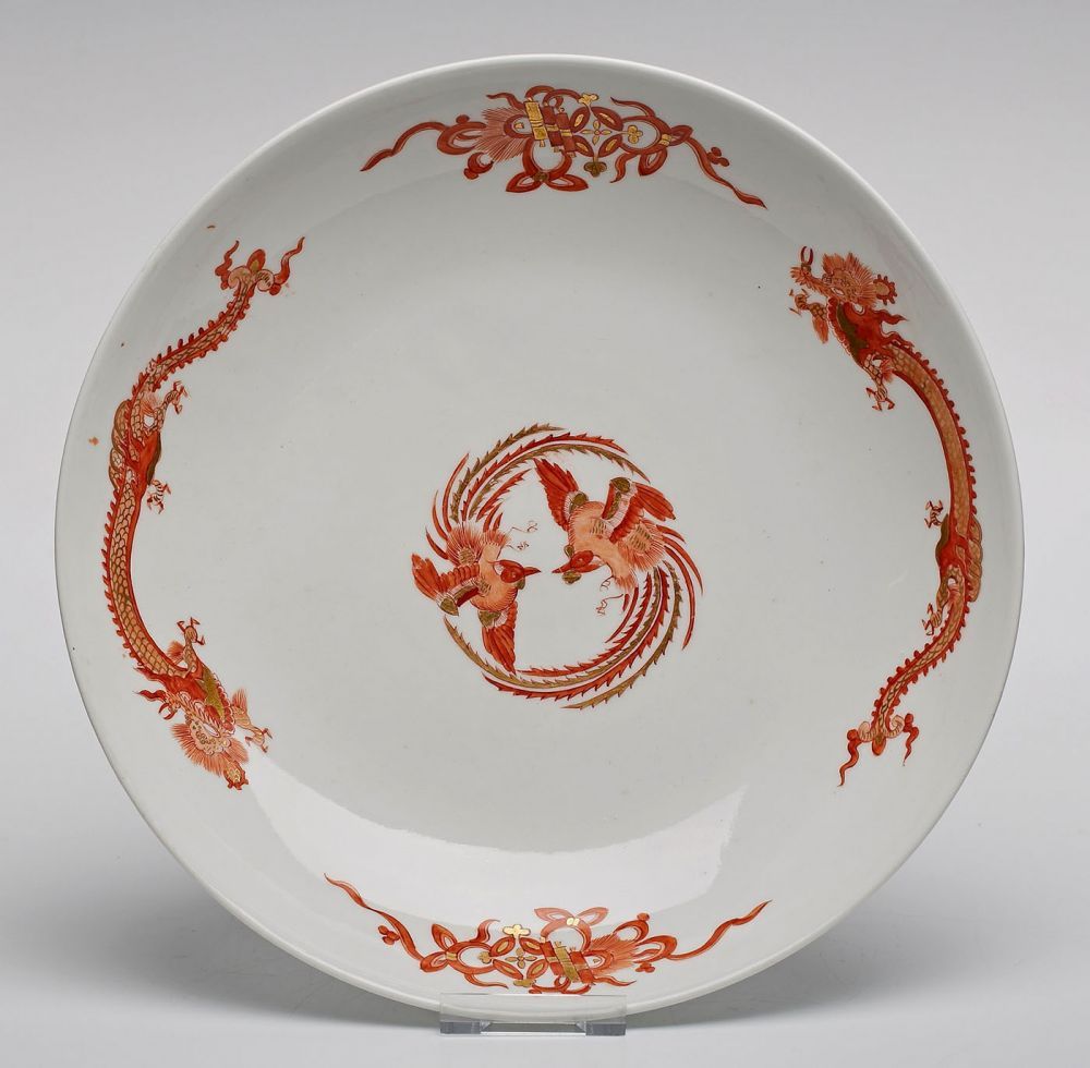 Runde Platte "Roter Hofdrache", Meissen um 1740. Rot, gold staffiert. Durchgängig gemuldete Form,