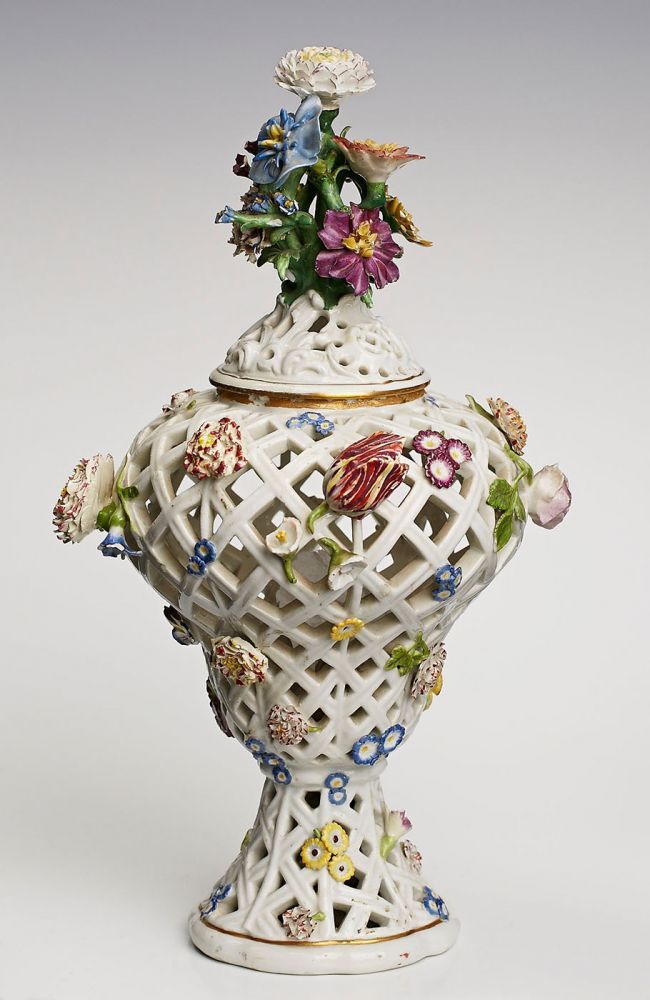 Potpourri-Vase, Meissen um 1750. Goldrand. Dekor bunt staffiert. Balusterförmige, durchbrochene