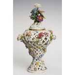Potpourri-Vase, Meissen um 1750. Goldrand. Dekor bunt staffiert. Balusterförmige, durchbrochene