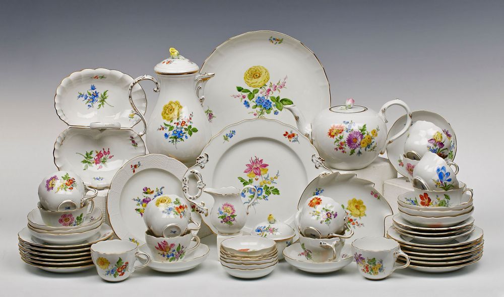 Kaffee- /Tee-Service "Feldblume" für 12 Pers., Meissen 20. Jh. Bunt staffiert, m. Goldrand. Form "