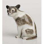 Miniatur-Katze, Meissen 18. Jh. Schwarz-grau staffiert. Sitzende, erstaunt schau- ende Katze, die