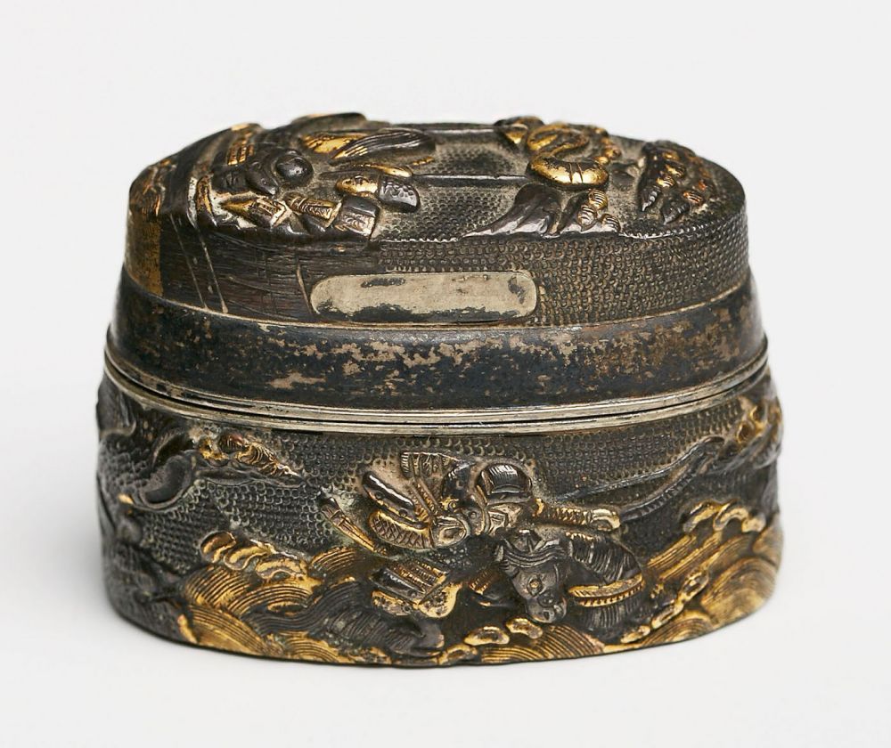 Kl. ovale Dose, Fuchi-Kashira, Japan 1. Hälfte 19. Jh. Material der Außenwandung Shakudo, partiell