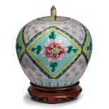 Ingwertopf, Famille Rose-Stil, China 19. Jh. Porzellan m. Schmelzfarbendekor. Rosé, grün u. gelb