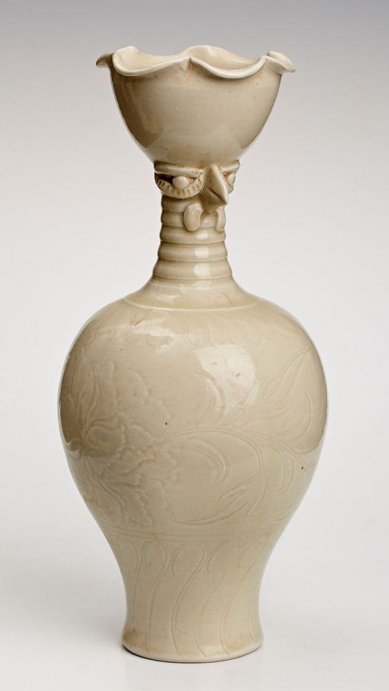 Cremefarbene Vase, China 19. Jh. Porzellan. Umgedrehte Birnform, darüber quer- gerillter Hals m.