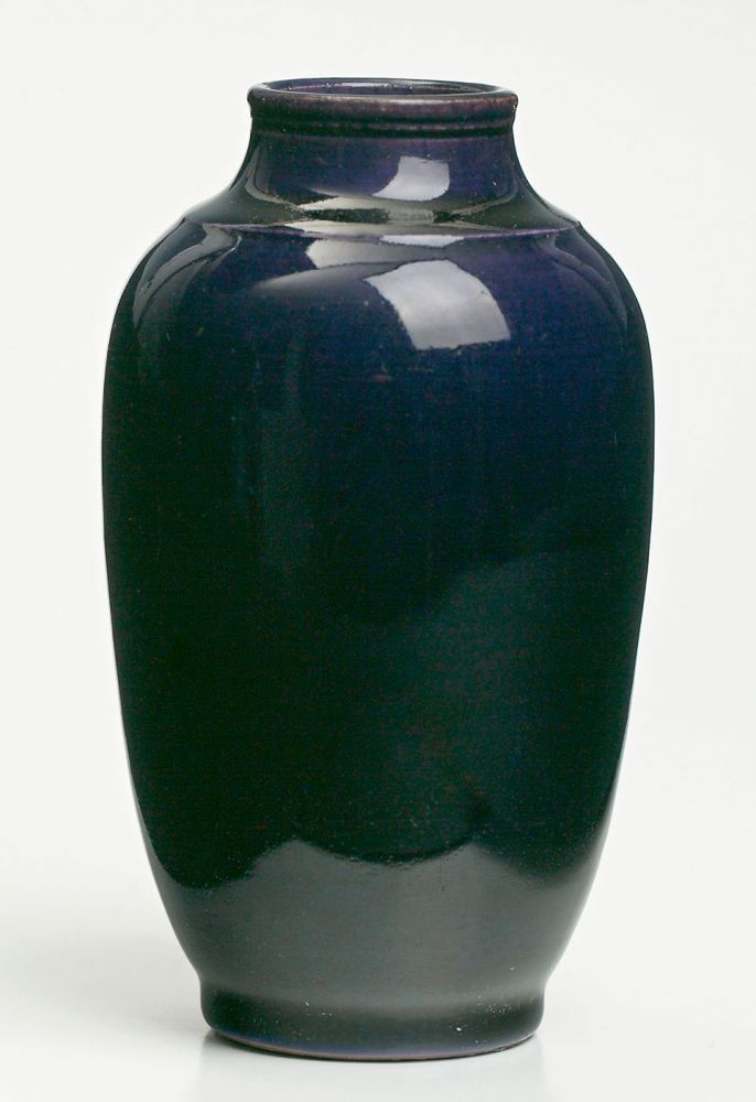 Kl. puderblaue Vase, China Anf. 19. Jh. Kolbenförmig, über Schulter leicht abgesetzt, kur- zer Hals,