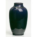 Kl. puderblaue Vase, China Anf. 19. Jh. Kolbenförmig, über Schulter leicht abgesetzt, kur- zer Hals,