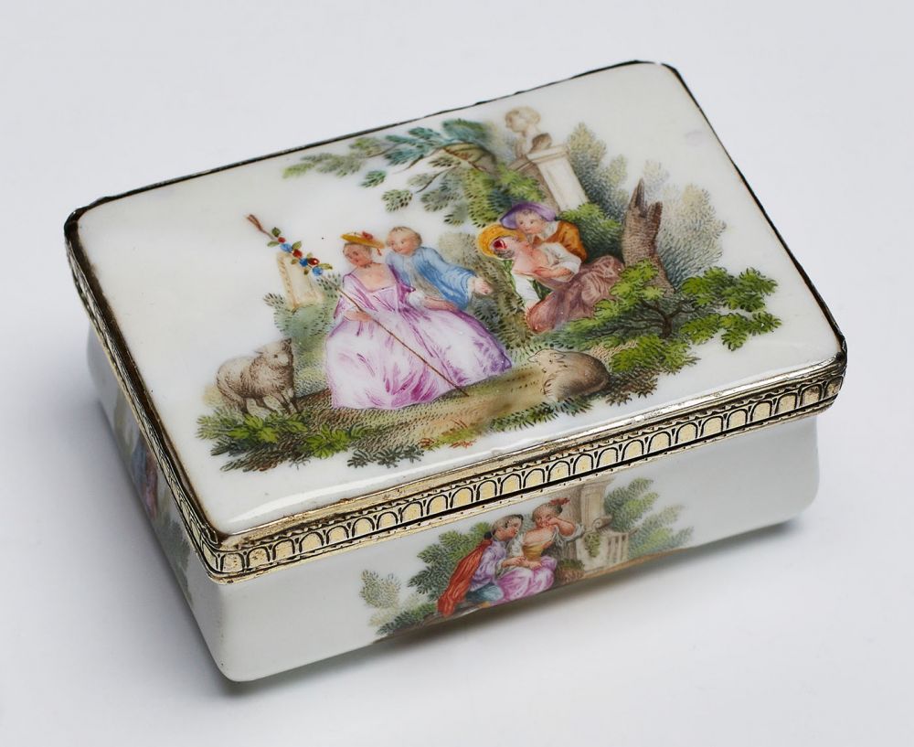 Tabatiere mit Watteauszenen, Meissen Marcolini um 1780. Bunt staffiert. Gravierte, vergold.