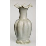 Vase, China wohl 19. Jh. Porzellanartiger Scherben, weiß-bläulich glasiert. Über konischem,