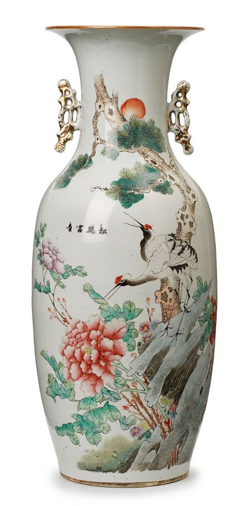 Gr. Vase m. Fauna- u. Flora-Dekor, China um 1920. Porzellan, m. feinem Schmelzfarbendekor,