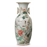 Gr. Vase m. Fauna- u. Flora-Dekor, China um 1920. Porzellan, m. feinem Schmelzfarbendekor,