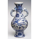 Henkelvase, Blau-Weiß-Stil, China wohl Ming-Dynastie. Porzellan, unterglasurblaue Bemalung.