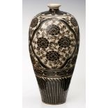 Vase m. Sgraffitodekor, China wohl 19. Jh. I. d. Art d. Cizhou-Vasen, im Stil d. Sung- Dynastie.