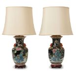 Paar Vasen als Lampen, Famille-noir, China wohl 19. Jh. Porzellan, m. Schmelzfarbendekor.