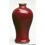 Kl. Vase, China wohl Anf. 19. Jh. Porzellan, m. Ochsenblutglasur. Amphorenform, m. engem Hals (