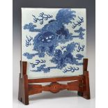 gr. Porzellanplatte China, Blaumalerei, "Drache" mit Ständer