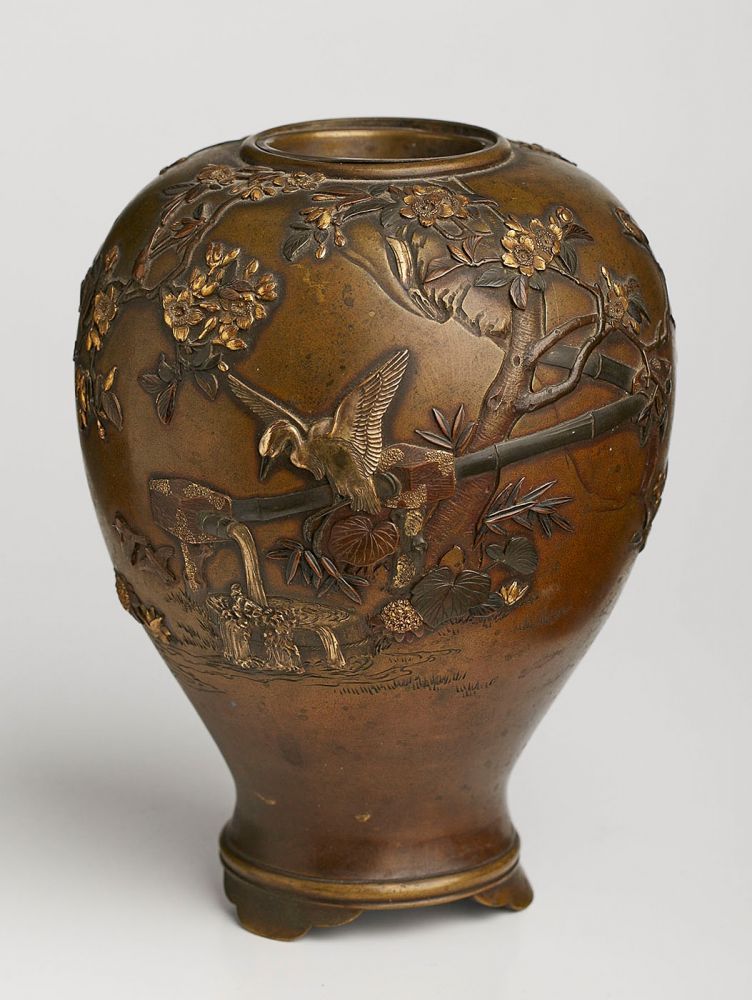 Kl. Vase m. relief. Vogel. u. Floraldekor, Japan, Meiji-Zeit. Bronze, patiniert u. partiell