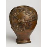 Kl. Vase m. relief. Vogel. u. Floraldekor, Japan, Meiji-Zeit. Bronze, patiniert u. partiell