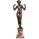 Bronze Fritz Koelle(1895 Augsburg - 1953 Probstzella) Frauenakt mit Rosen, um 1920. Braun patiniert.