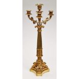 4-flammige Empire-Girandole,Frankreich um 1815. Bronze, vergoldet. Kannel. Schaft, nach oben