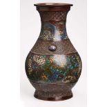 Vase, China wohl um 1900.Bronze m. farbigem Cloisonné-Dekor. Kugelige Wandung m. weitem Hals u.