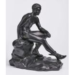 Bronze "Rastender Merkur", um 1900.Schwarz patiniert. Auf Felssockel sitzender männl. Akt m. typ.