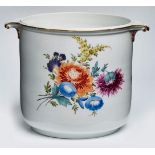 Cachepot, Meissen Marcolini (1774-1813).Zylindr. Wandung m. verstärktem Lippenrand, dieser seitl. in