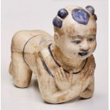 Nackenstütze/ Kniendes Kind,China wohl 19. Jh. Keramik, hell glasiert u. blau bemalt. Auf Knien u.