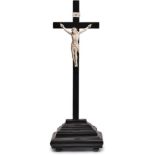 Kruzifix, 19. Jh.Corpus Christi in Elfenbein, Dreinageltypus, Kopf m. geöffneten Augen erhoben.