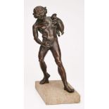 Kl. Bronze Faun, Wein ausgießend, um 1900.Rotbraun patiniert. Nach hinten gebeugte Standfigur, unter