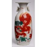Kl. Vase, China Anf. 20. Jh.Porzellan m. bunter Emaillefarben-Malerei. Röhrenform, nach unten leicht