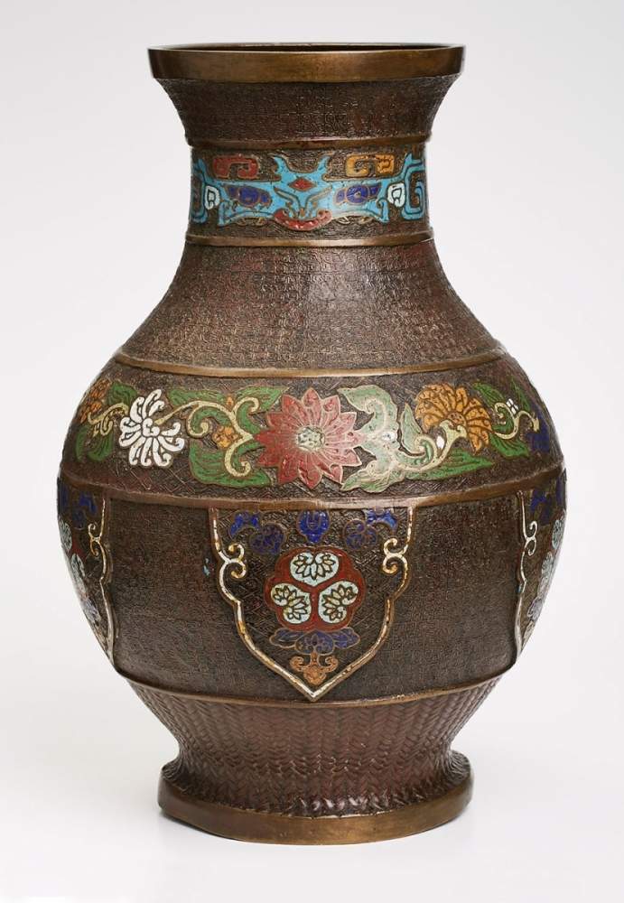 Gr. Vase, China wohl um 1900.Bronze m. Cloisonné-Dekor. Kugeliger Korpus auf Rd.fuß, kurz