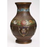 Gr. Vase, China wohl um 1900.Bronze m. Cloisonné-Dekor. Kugeliger Korpus auf Rd.fuß, kurz