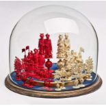 Gr. Schachspiel unter Glaskuppel,China 19. Jh. Figuren Elfenbein geschnitzt, teilw. rot gefärbt.