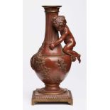 Kl. Bronze Vase mit Putto, um 1900.Rotbraun patiniert. Kl. Amphore m. Weinranken, am langen Hals