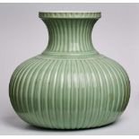 Gr. kugelige Vase, China 20. Jh.Porzellan m. hellgrüner Glasur. Kugelform m. ein- geschwungenem