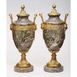 Paar Urnenvasen, Louis-XVI-Stil,Frankreich 19. Jh. Grauer Marmor, vergoldete Bronze. Schlanke