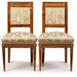 Paar Empire-Stühle, um 1815.Nussbaum massiv u. furn., Messingzierbe- schläge. Sitz u. Rückenlehne